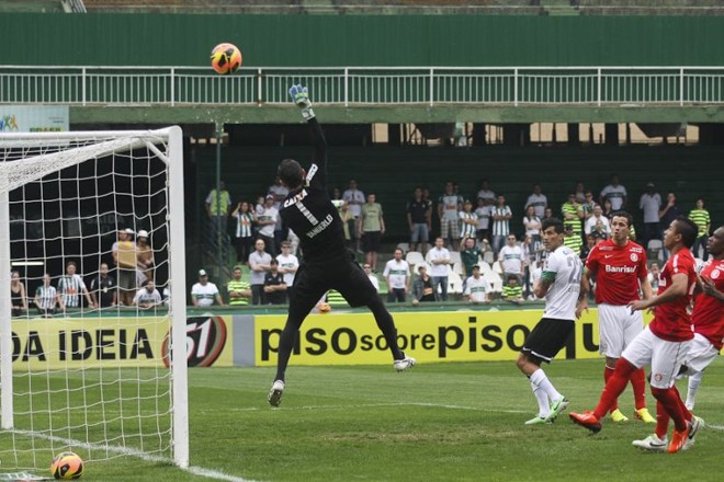 Vanderlei tenta afastar o perigo em lance de ataque do Inter |