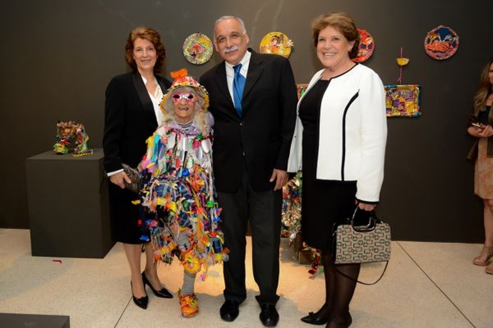 A ministra da Cultura do Paraguai, Mabel Causarano, prestigia a abertura da Bienal Internacional de Curitiba com a artista Efigênia Rolim, o curador Ticio Escobar e a coordenadora do Museu Oscar Niemeyer, Teca Sandrini, sábado, no MON | Rodrigo Cardoso