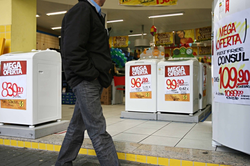 Anefac mostra que de seis linhas de crédito, cinco subiram juros, entre elas a do comércio | Felipe Rosa/ Gazeta do Povo