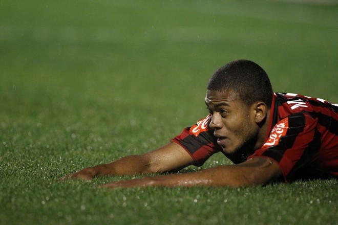 Atacante Marcelo vai ao chão após disputa de bola |