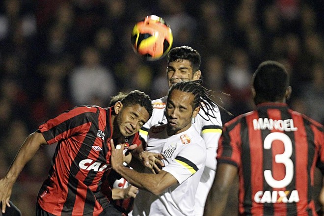 Deivid e Everton Costa disputam bola aérea | 