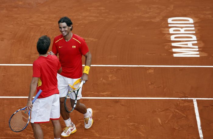 Rafael Nadal e Marc López se cumprimentam após a vitória sobre dupla da Ucrânia na Copa Davis | Reuters