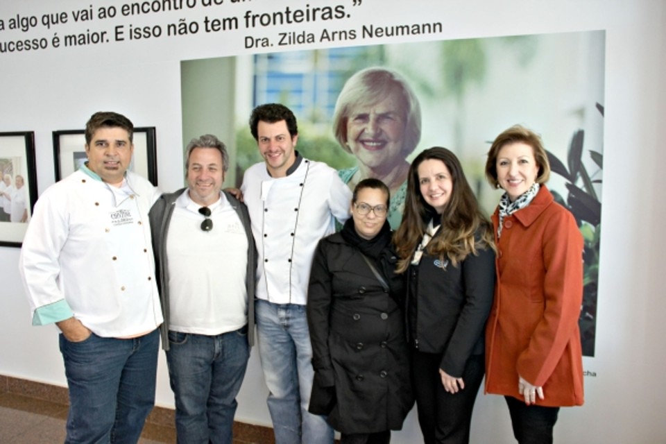 Os chefs Délio Canabrava, Flávio Frenkel, Beto Madalosso e Eva dos Santos com a nutricionista hospitalar Layza Tiemann e a diretora de Práticas Assistenciais do Hospital do Idoso Zilda Arns, Elaine Rossi Ribeiro (ambas à dir.), na visita que fizeram à instituição ontem | Divulgação