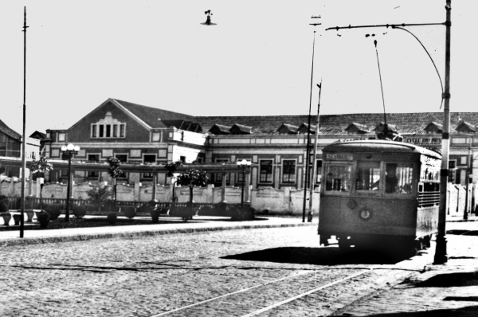 A fotografia é de 1939, no lugar do antigo engenho de mate surgiu uma nova construção que abrigava o Colégio Liceu Rio Branco, e o local urbanizado recebeu o nome de Praça Miguel Couto. Mais tarde, como lembrança, o historiador David Carneiro patrocinou o monumento com o busto do Barão do Serro Azul, que está no centro do logradouro | Acervo - Cid Destefani