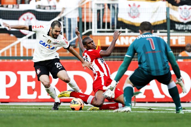 Um dos poucos titulares em campo, o meia Danilo apareceu pouco na criação. | Léo Pinheiro/Folhapress