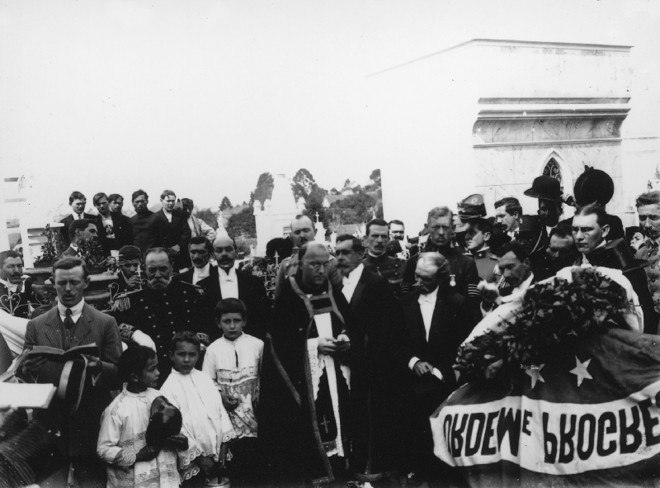 E seguiu em direção ao Cemitério Municipal. 