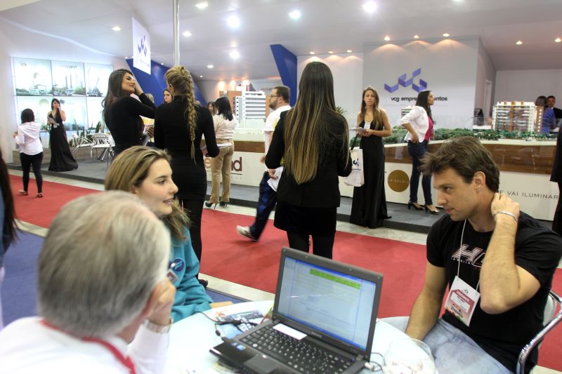 Andréia Tulio e Pedro Czarnecki buscaram apartamentos e sobrados de até R$ 350 mil | Walter Alves/ Gazeta do Povo