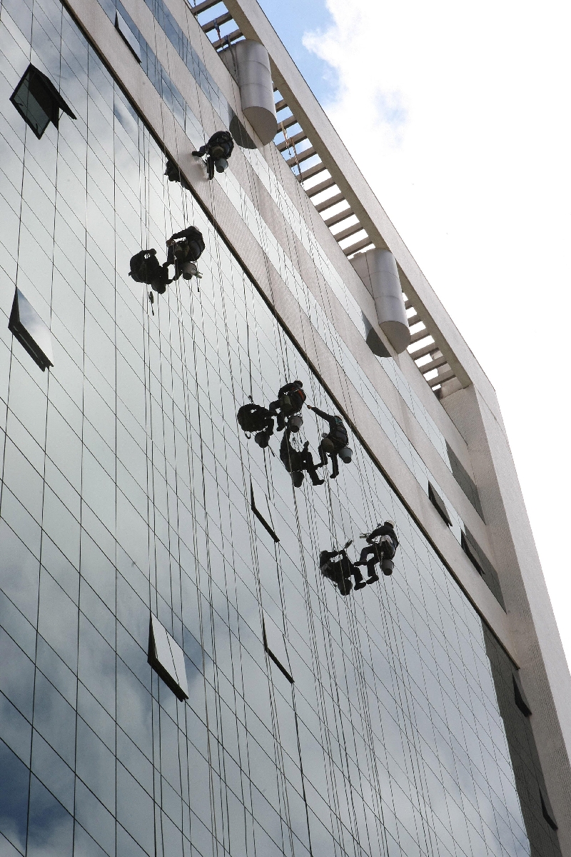 Trabalhadores limpam a fachada do anexo do TJ: dentro, desembargadores preferiram não se pronunciar sobre o caso | Ivonaldo Alexandre/ Gazeta do Povo