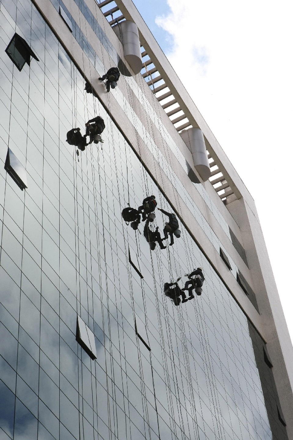 Trabalhadores limpam a fachada do anexo do TJ: dentro, desembargadores preferiram não se pronunciar sobre o caso | Ivonaldo Alexandre/ Gazeta do Povo