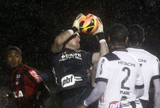 Goleiro ponte-pretano Roberto segura firme a bola lisa |
