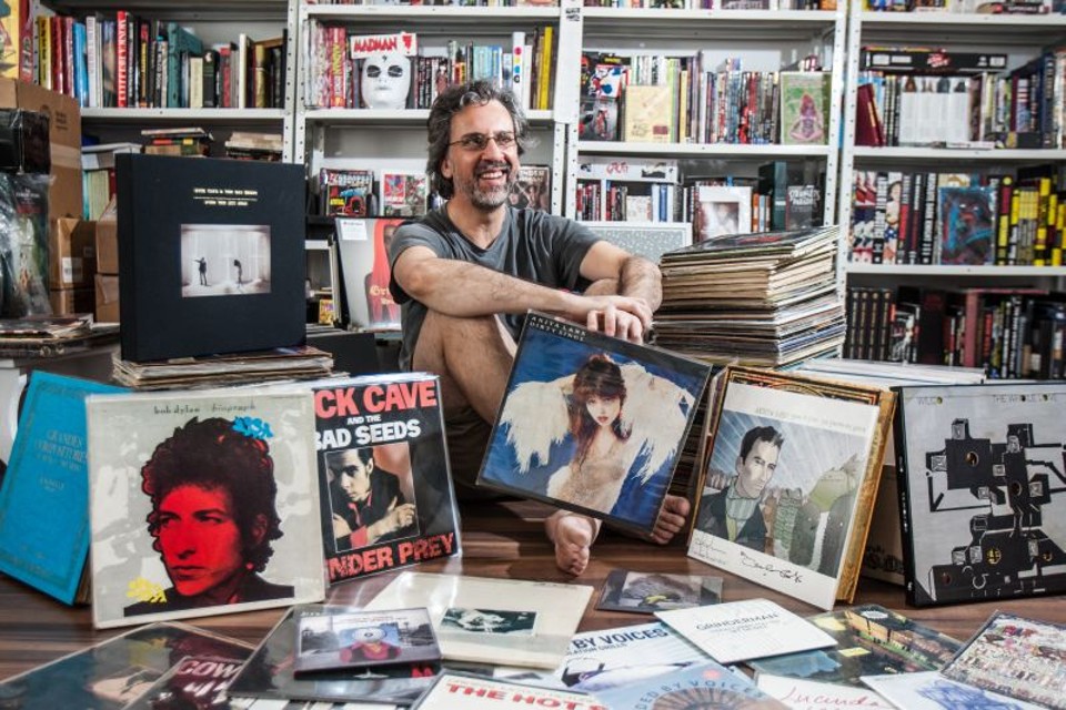 José Carlos Branco, colecionador, garimpeiro e baterista, tem mais de 500 vinis em casa | Brunno Covello/Gazeta do Povo