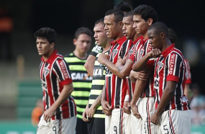 Sumido do jogo, Luis Fabiano forma ao centro a barreira são-paulina contra o Coxa. |