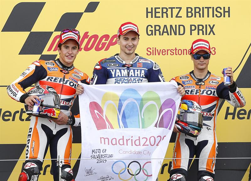 Jorge Lorenzo, da Yamaha (centro) posa com Marc Marquez (à esquerda), do Repsol Honda e Dani Pedrosa (à direita), também do Repsol Honda | EFE/EPA/KERIM OKTEN