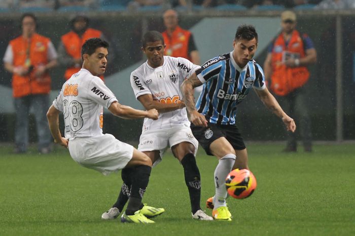 Mesmo criando várias oportunidades, Grêmio parou na marcação do Galo e perdeu por 1 a 0. | Itamar Aguiar / Futura Press - Folhapress