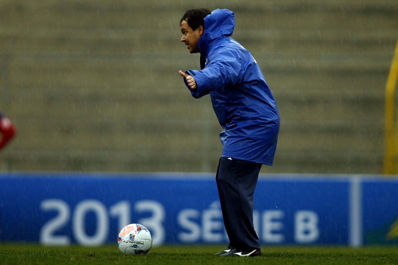 O técnico Dado Cavalcanti no treino chuvoso de ontem na Vila Capanema: time previsível | Albari Rosa/ Gazeta do Povo