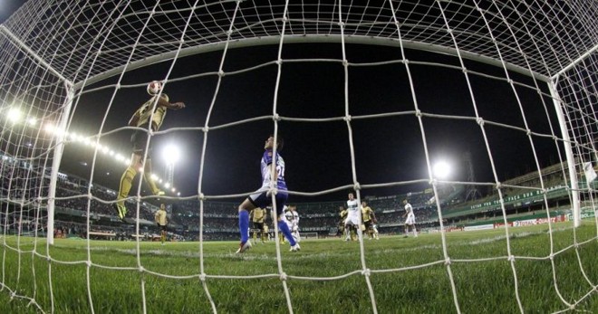 Defensor do Itagüí evita o gol do Coxa | 
