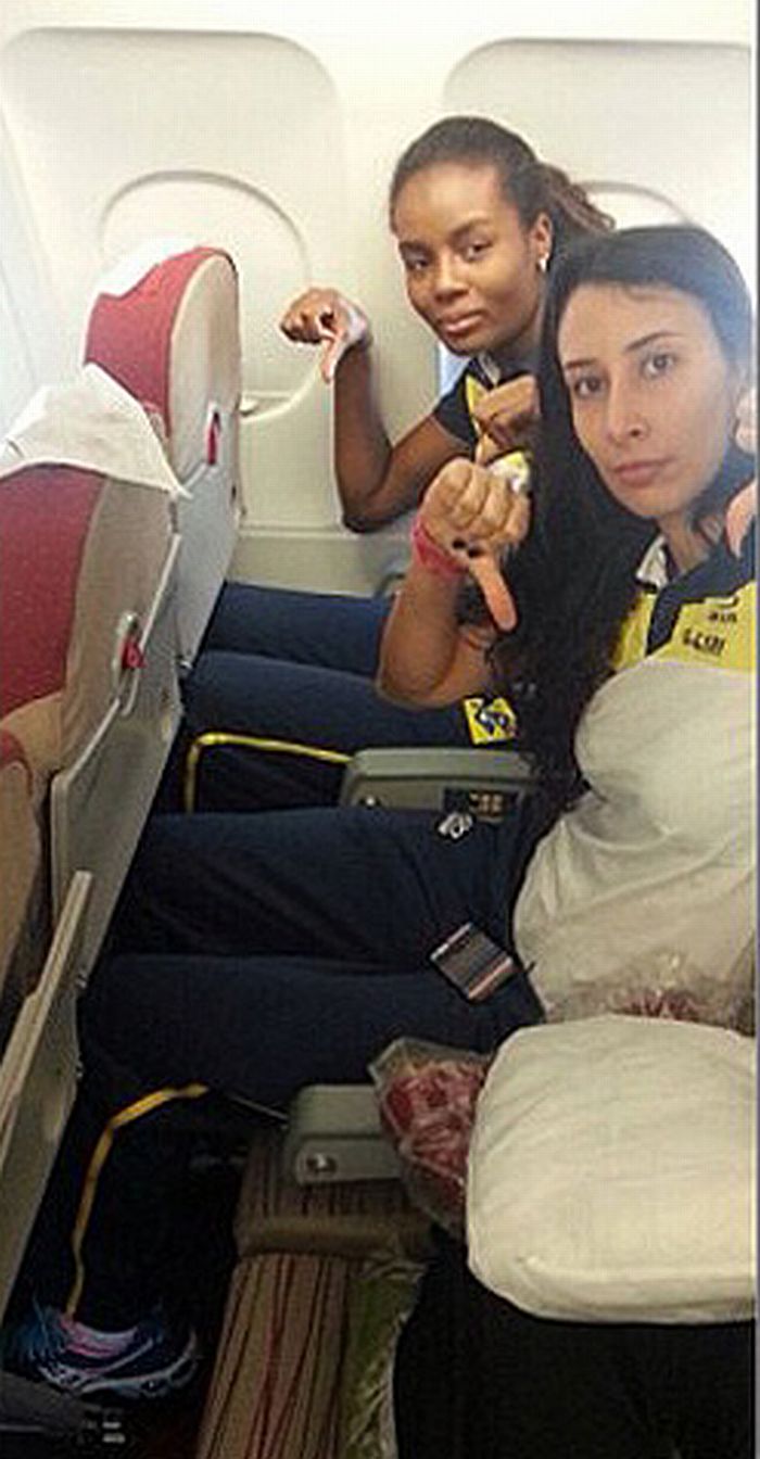 Sheila e Fabiana mostram como ficaram apertadas viajando de classe econômica | Reproduçção Istagram