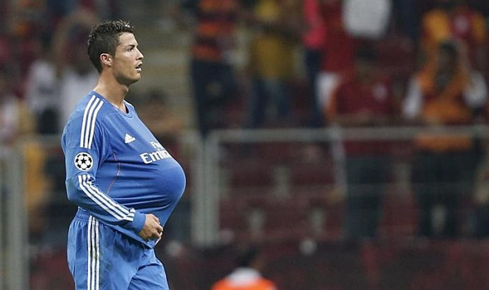 Cristiano Ronaldo comemora um de seus três gols na goleada do Real Madrid diante do Galatasaray | Tolga Bozoglu / EFE