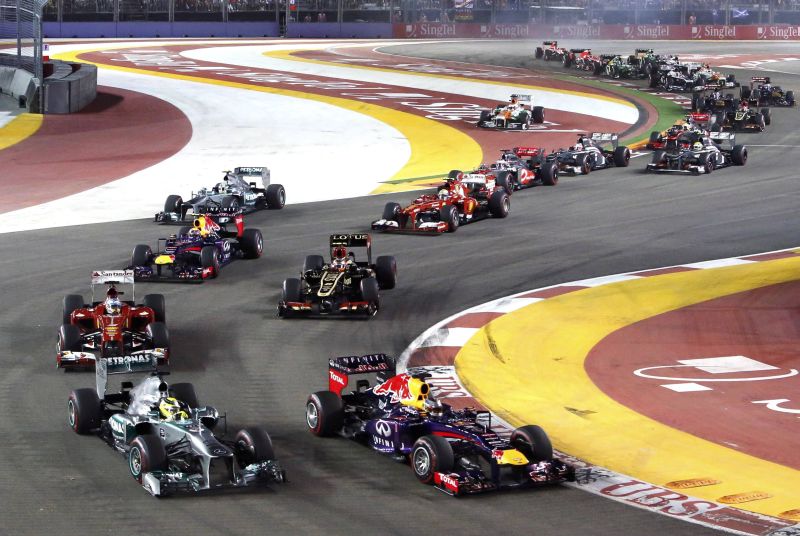 A Red Bull de Sebastian Vettel (dir.) largou na frente e manteve a ponta para garantir a terceira vitória consecutiva do piloto | Tim Chong/ Reuters