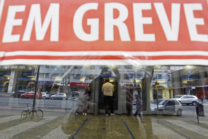 Caixas automáticos em banco de Curitiba: atendimento eletrônico não resolve todos os problemas. Febraban recomenda pesquisa para achar agências abertas | Daniel Castellano/ Gazeta do Povo