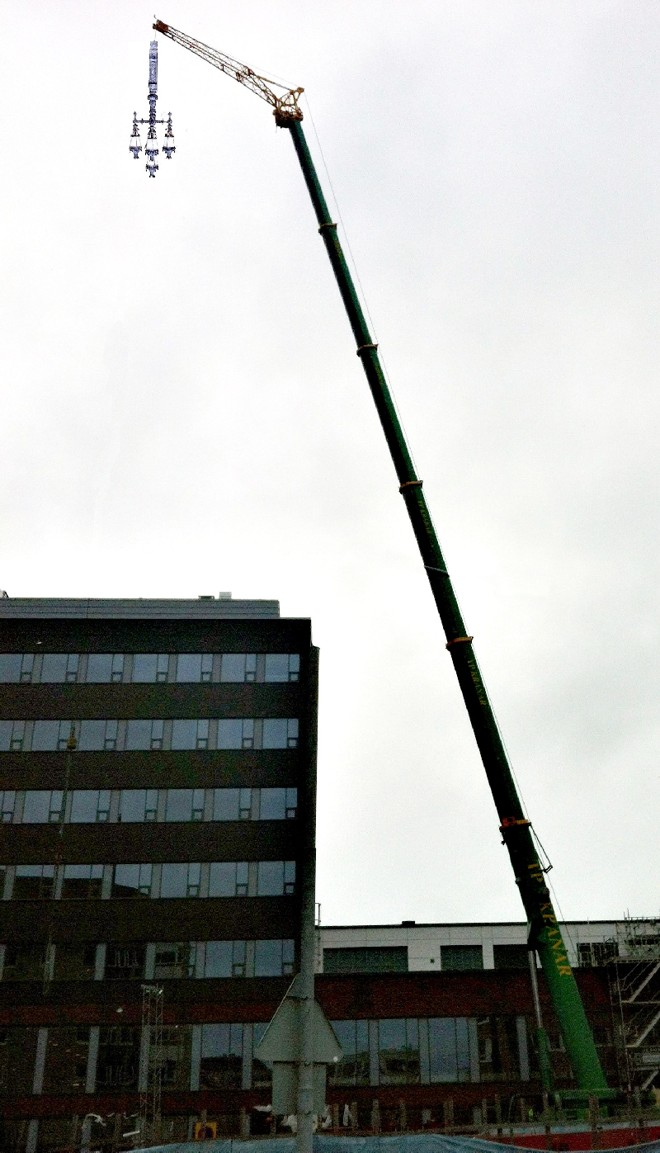 Arte pendurada: Quem circular pelo Centro Cívico certamente não deixará de notar a instalação do sueco David Svensson  ele irá pendurar um poste de energia de ponta cabeça, em um guindaste. O artista vem se destacando em propostas de arte pública, e já realizou trabalhos em Copenhague, Chicago, Alemanha e Finlândia. 