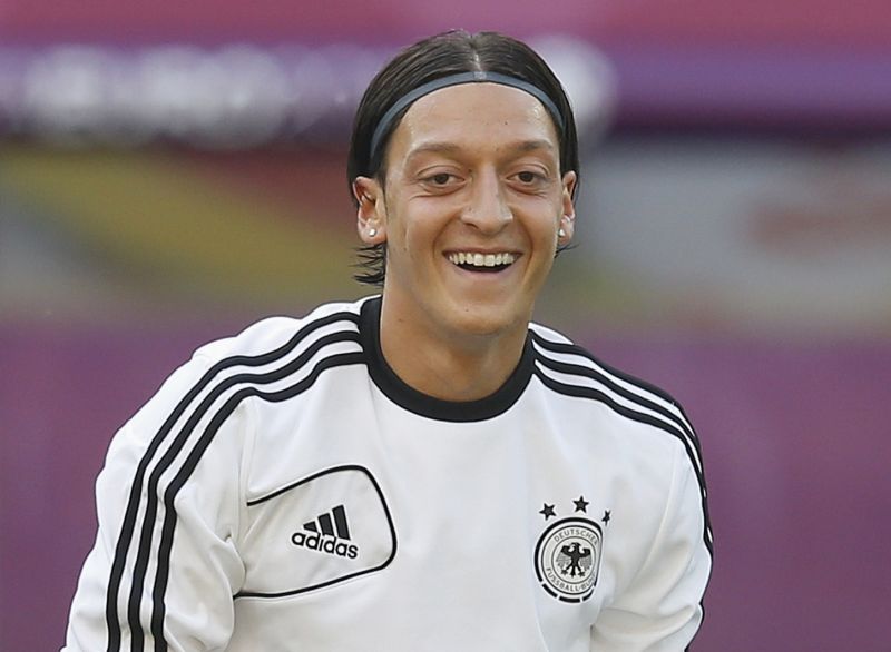 O meia Özil, novo reforço do Arsenal, com uniforme da seleção alemã | Eddie Keogh / Reuters