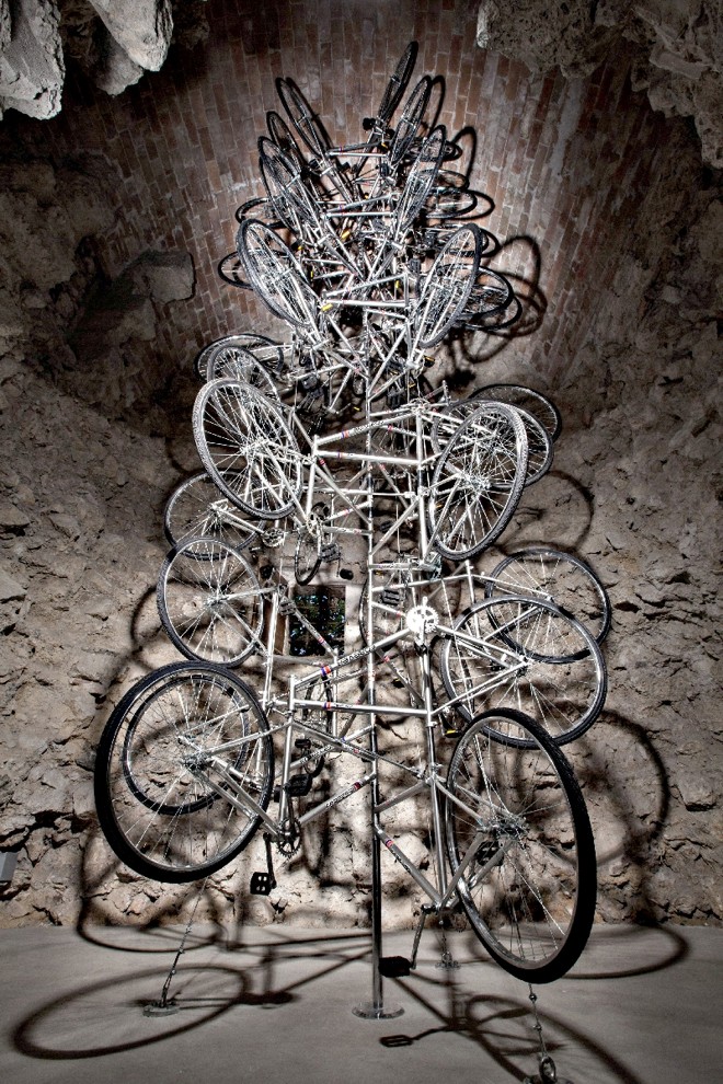 Bicicletas chinesas: A escultura de bicicletas é uma das principais obras da Bienal, trabalho do artista chinês Ai Wei Wei. Instalada no pátio da Secretaria de Estado da Cultura, a obra Very Yao esteve na Bienal de Veneza e chegou ao Brasil de navio, pelo Porto de Paranaguá. 