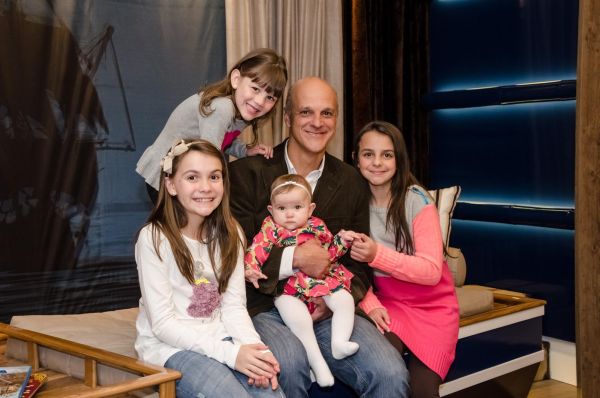 Arsenio de Almeida Neto, CEO do Grupo Thá, com os pequenos modelos da Thá Fashion Party, desfile realizado na Casa Cor inspirado no Sellect, lançamento da empresa localizado no Cabral. As crianças são filhos de executivos do grupo | Lucas Ferreira