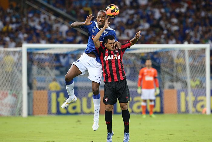 Ederson perde disputa aérea para o zagueiro Dedé, do Cruzeiro: Atlético tem dificuldade por cima com equipes de maior estatura | Rodrigo Clemente / EMD.A Press