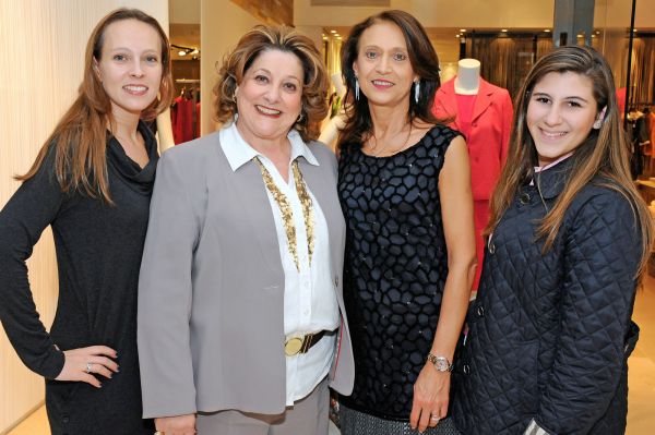 Na Saison: Na movimentação inaugural do Pátio Batel, as comandantes da MaxMara, Flávia e Marília Botarelli, 1ª e 3ª, recepcionam a elegante Liana Veiga Lopes, acompanhada da neta, a graciosa Isabella Grillo | Raquel Lima
