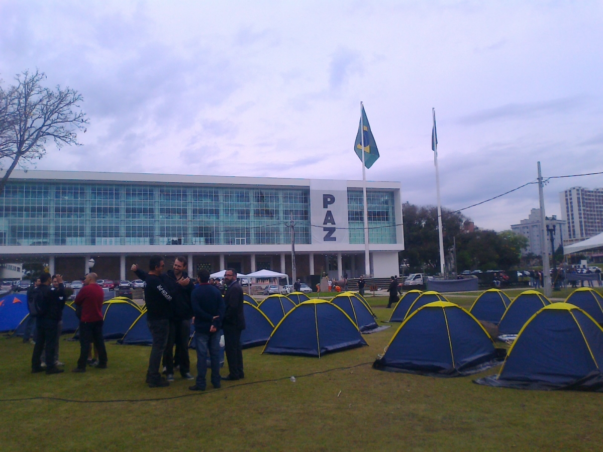 Membros da categoria prometem acampar em frente à sede do governo estadual | Aniele Nascimento/Agência de Notícias Gazeta do Povo