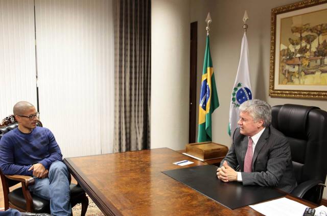 Alex se encontrou com o presidente da Assembleia e autor do projeto que concede o título, Valdir Rossoni, nesta terça | Nani Gois/Alep