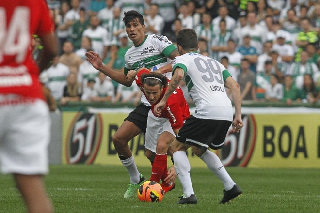 Jogo truncado: atacante Forlán sofre para vencer a marcação de Escudero e Lincoln |