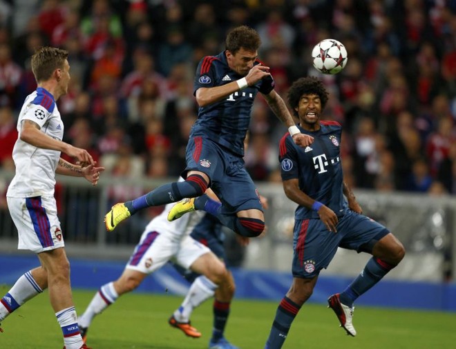 Mandzukic cabeceia para marcar um dos gols do Bayern de Munique diante do CSKA | 