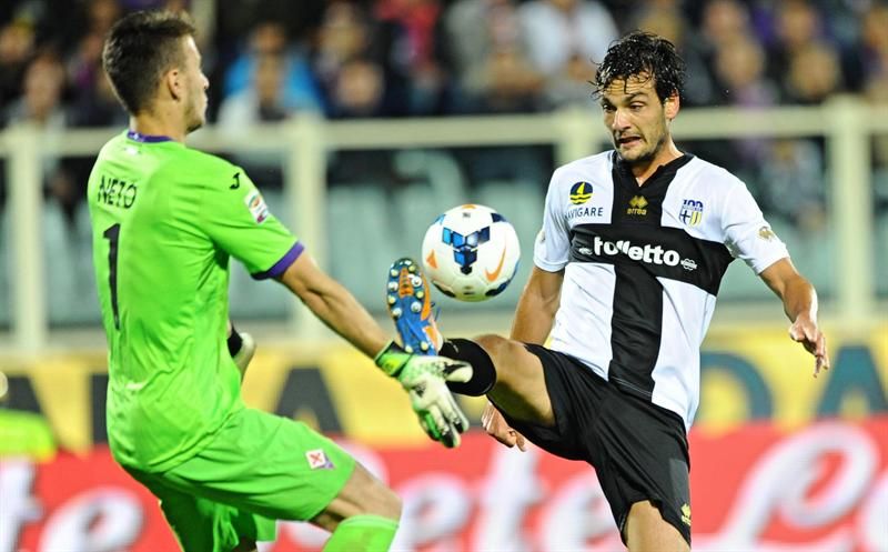Goleiro Neto, ex-Atlético, disputa bola com Parolo, do Parma | EFE