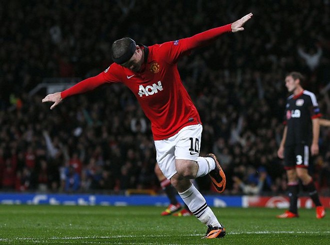 Rooney comemora o primeiro gol do Manchester United na vitória de 4 a 2 com o Bayer Leverskusen | 