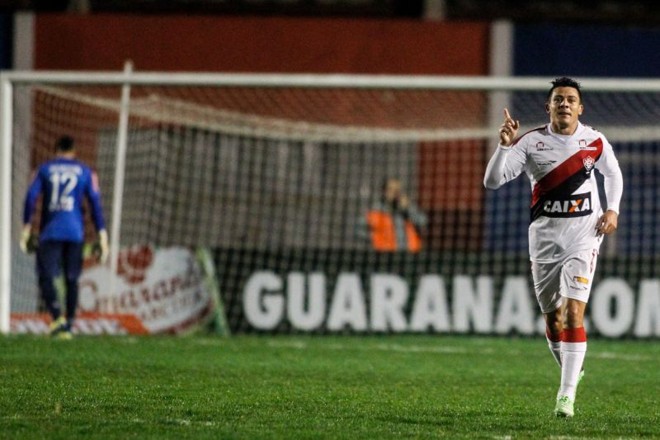 Ayrton marcou dois gols e foi um dos destaques do time do Vitória | 