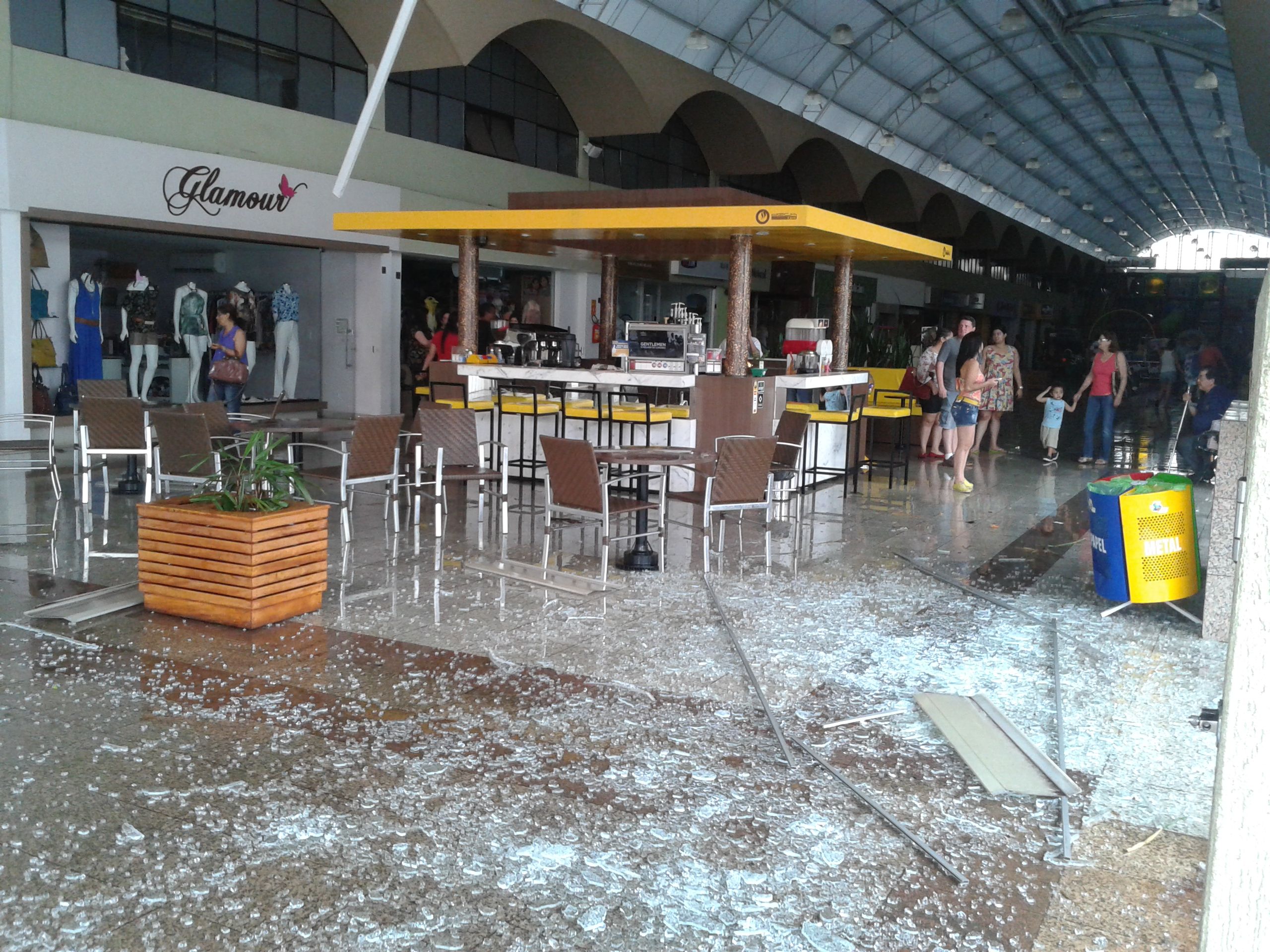 Os fortes ventos chegaram a quebrar uma porta de vidro do Shopping Comtour | Marcelo Frazão / Jornal de Londrina