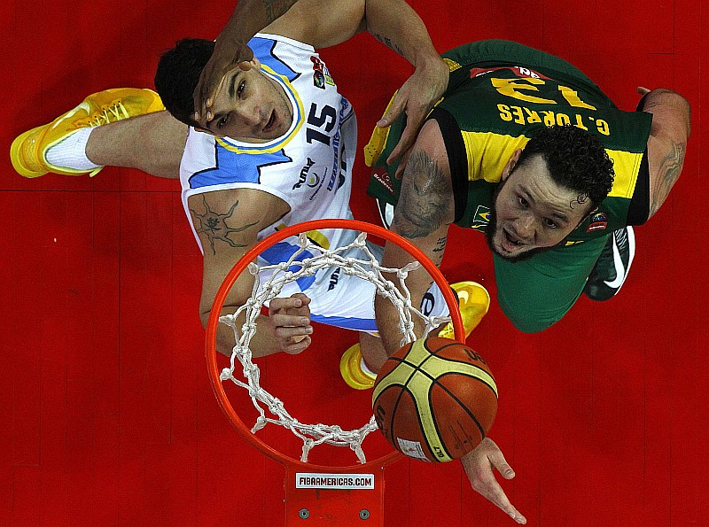Caio Torres e Estebán Batista disputam jogada debaixo da cesta: Brasil precisa bater Jamaica para se classificar | Carlos Garcia Rawlins / Reuters