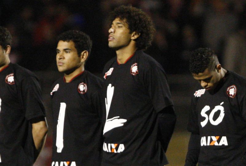 Willian Rocha (centro) desfalca o Atlético por nove meses | Walter Alves / Gazeta do Povo