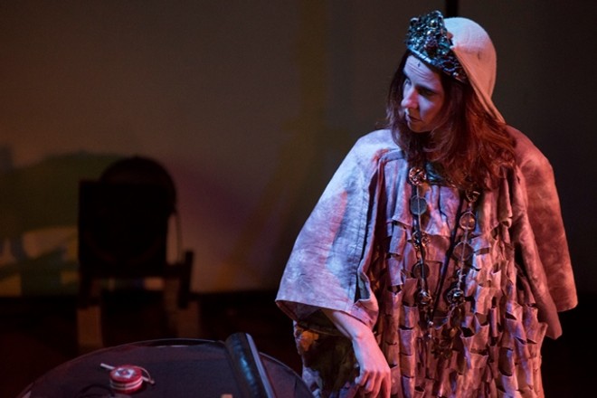 Opera conta com sonoridades eletroacústicas emitidas por um sistema de oito canais de som, efeitos de luz e interações com vídeos digitais |