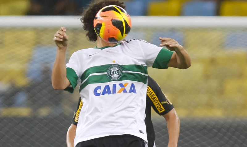 Victor Ferraz tenta iniciar um ataque coxa-branca: futebol medíocre na visão da diretoria do clube | Ide Gomes/Frame/Folhapress
