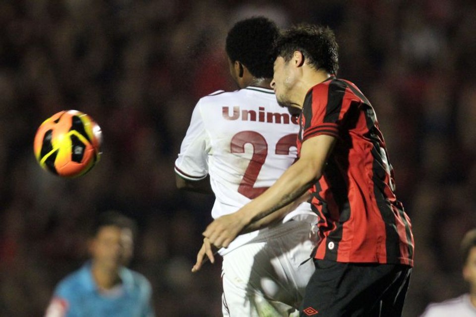 Atleticano Zezinho briga pela bola durante empate com o Fluminense na Vila Capanema | Walter Alves / Gazeta do Povo