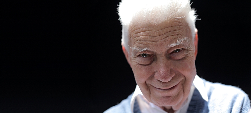 O comerciante aposentado e colecionador compulsivo Max Conradt Jr. é o protagonista do documentário curitibano A Que Deve a Honra da Ilustre Visita Este Simples Marquês? | Rafael Urban/ Divulgação