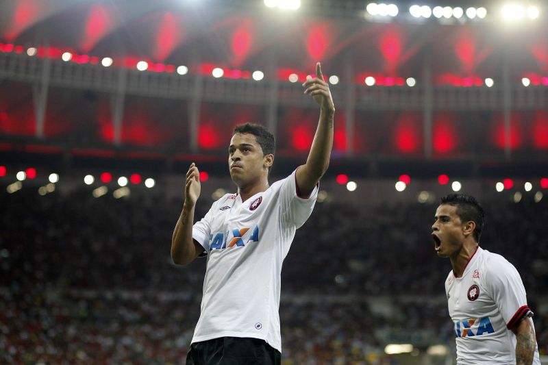 Dellatorre comemora o gol de empate do Atlético no Maracanã, com Everton ao fundo | Wagner Meier / Agif / Folhapress