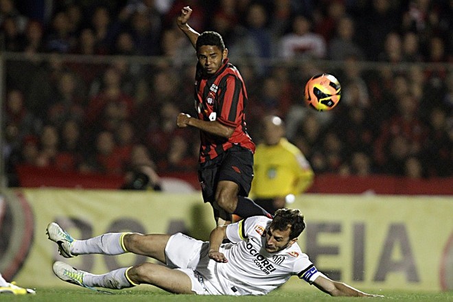 Deivid sofreu a falta que resultou no segundo gol atleticano | 