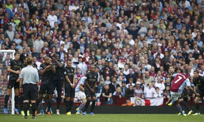 Bacuna fez de falta um dos gols do Aston Villa diante do City |
