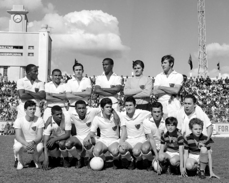 Furacão todo de branco, sem patrocínio, apenas o escudo na camisa: pura elegância com Djalma |