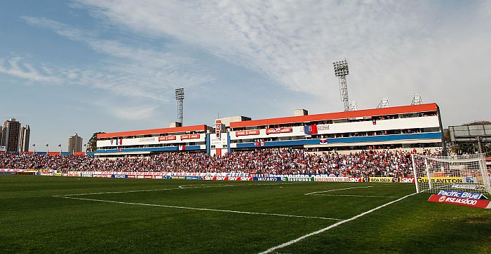 Torcida tricolor lota a Vila na partida contra o Sport: Paraná fará ações para reforçar o quadro associativo | Bruno Covello / Gazeta do Povo