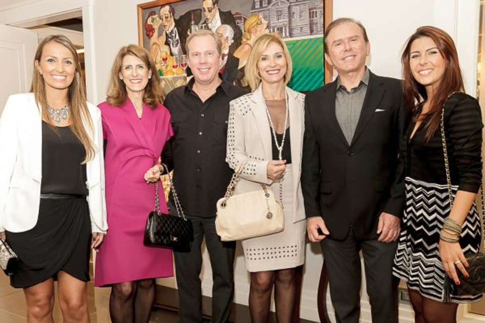 A diretora de marketing da construtora San Remo, Aline Perussolo (à esq.), abriu o luxuoso apartamento decorado do edifício Palazzo Lumini para o lançamento do curso Gestão de Mercado do Luxo do Centro Europeu. Com ela na foto, as coordenadoras do curso, Vania Swertner (de rosa),  Celinha Buschle (de bolsa clara) e Paula Abbas, e os diretores do Centro Europeu José Osti e Carlos Sandrini | Amarildo Henning
